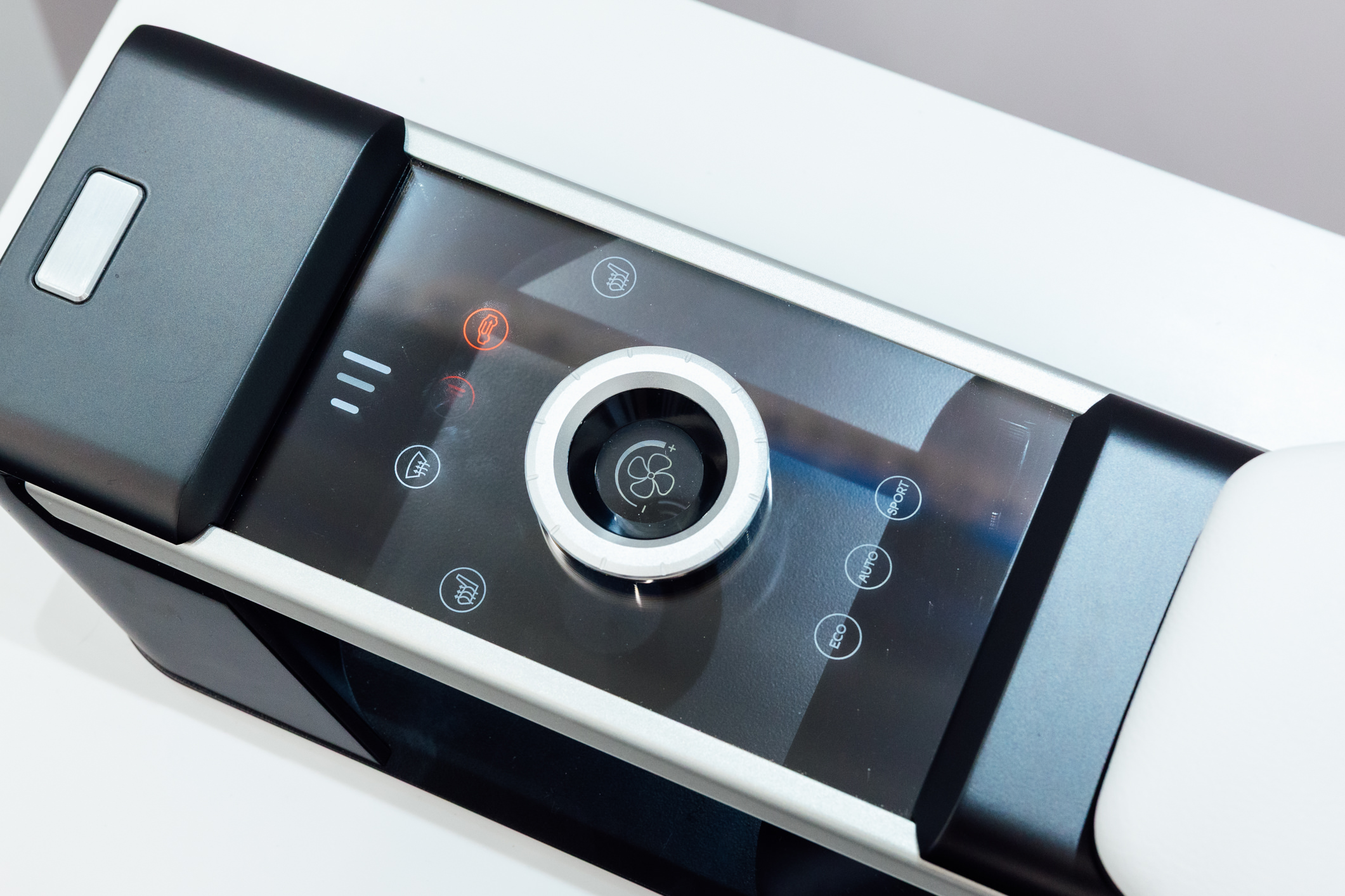 以极简设计打造的CrystalSense Console，为中央扶手区带来创新突破，将功能隐藏于简约的外观中，并采用悬浮式旋钮搭配玻璃面板与主动触觉回馈，仅在操作时才显现功能选单，提供直觉且可自定义的互动体验。